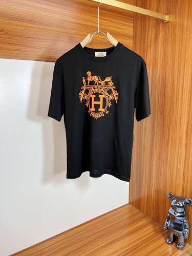 Hermes 爱马仕 2025年春夏新品上新 三标齐全 丝光棉圆领短袖T恤 好货不用过多介绍 看细节 专柜码数：M-Xxxl 175 140建议L