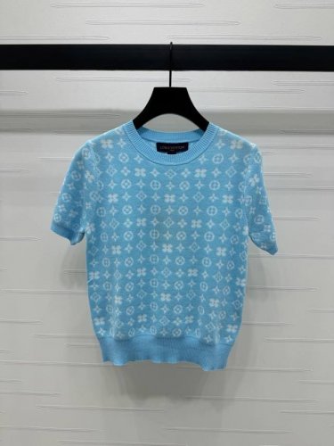 上新原单高端品质Louis Vui*Ton 2025春夏最新系列！字母徽标针织短袖！定制羊毛针织材质 细腻柔软 弹力十足 领口袖口和衣摆螺纹收边 弹力舒适 通体
