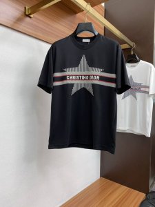 迪奥 2025春夏新款首发专柜最新款圆领短袖 高端订制 设计前卫时尚 品牌Logo重工艺设计 高端定制丝光棉面料.手感柔软.穿着舒适.专柜级别精致车线.做工精细