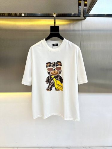 Fend芬迪、25S春夏新款 胸前印花图案圆领短袖T恤，今年芬迪真是越来越棒不同于其他款式，更是时尚达人必须入手的一件！定制260G高克重欧棉质面料 ，手感细腻