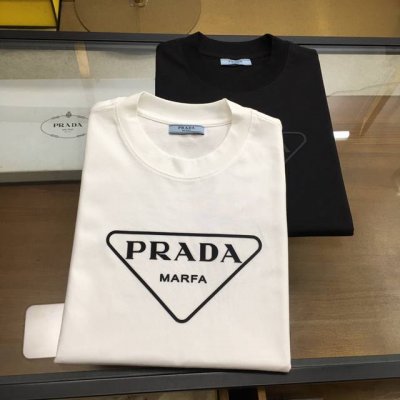 新品 prad... 2025春夏首发专柜最新款短袖圆领T恤 高端订制 设计前卫时尚 品牌Logo重工艺设计 高端定制丝光云朵棉面料.手感柔软.穿着舒适.专柜级