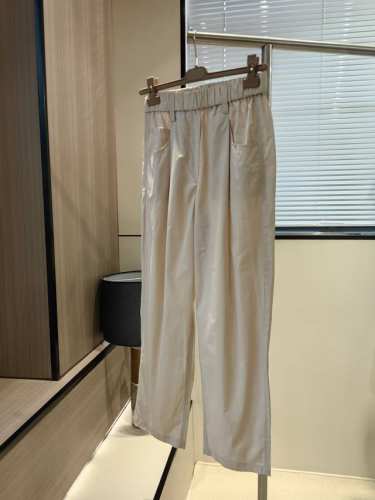 码数：S-M-L B*C春夏女士锥形通勤简约休闲裤长裤 棉质府绸面料清新和轻盈之至的质感，与这款工装风免裆裤的现代风格相得益彰，