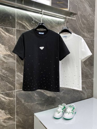 隔天到 Prada 普拉达 高品质320克 字母金属三角标星空斑点印花 原版面料 官方同款 短袖T恤 同缸染面料 手感非常舒服 春夏最新砖柜同步 时尚又个性 超