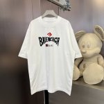 Balenciaga 春夏限定款，定制织梦雅韵罗纹棉 质感细腻 舒适贴肤 以纯黑之色 诠释着优雅 标志性地标识跃然衣上 低调却醒目 彰显独特身份与魅力 凸显肩部
