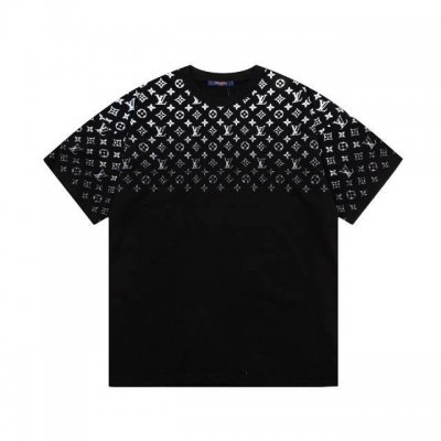 隔天到 Louis Vuitton 路易威登 上身半印老花字母渐变印花 大Logo标识精致升级 原版面料 官方同款 短袖T恤 同缸染面料 手感非常舒服 春夏最新