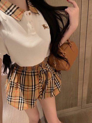 短袖 裤子 Burberry 巴宝莉Bbr战马刺绣格纹翻领Polo衫短袖抽绳松紧腰格子荷包短裤套装 款号：25670505326 颜色：黑色 白色 尺码：Sml
