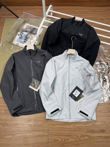 刺绣款 Arc'teryx 始祖鸟春季户外徒步运动防风防泼水梭织立领轻量外套 采用防风面料和防水处理，能够有效抵御寒风，适合多变的气候条件。 梭织面料轻便，适合