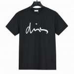 dior迪奥25Ss官网新款签名短袖T 面料采用280克重双纱精梳棉，定制32支1*1螺纹，成衣两遍水洗处理，面料舒适亲肤无异感，定制定染面料，纺织密度高，垂感