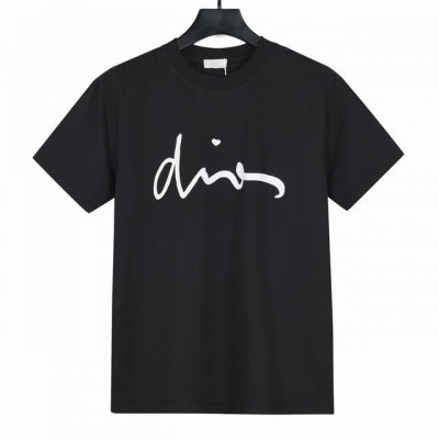 dior迪奥25Ss官网新款签名短袖T 面料采用280克重双纱精梳棉，定制32支1*1螺纹，成衣两遍水洗处理，面料舒适亲肤无异感，定制定染面料，纺织密度高，垂感