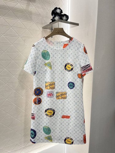 louis Vuitto*2025新品上架 圆领印花徽章连衣裙 定制Yb进口斜纹稠材质 舒适亲肤 垂顺十足 直筒连衣裙裁剪 凸显品牌格调 直筒版型 呈现显瘦视觉