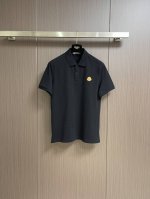 210 moncler 经典刺绣短袖Polo衫，采用100％棉双面珠地面料，拆解纱线分析，订织蜂窝四角网眼胚布，衣领为双系统提花定织扁机制成，有弹性，不变形，衣