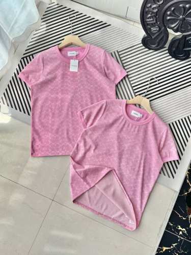 代购级Coach蔻驰女款时尚新款短袖粉色，黑色满印T恤 爆款独家货品～现货3000+海外专柜最新款！这款满印T恤来得太是时候了！强烈建议大家人手一件，真的太经典