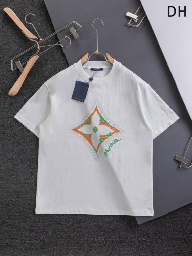 Louis Vuitton 路易威登 1V 微宽版型S-Xl 25Ss Lv 新品专柜走秀款 胸前四叶草彩绘直喷印花发泡Logo 男女同款！短袖不在千篇一律的大