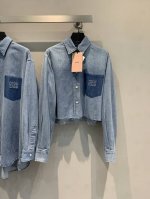 新款出货啦 原版开发 piupi*2025早春新款复古字母Logo丹宁牛仔衬衫 采用进口丹宁牛仔面料 细腻柔软 质感上乘 个性的毛边下摆 增添不羁态度 胸前口袋