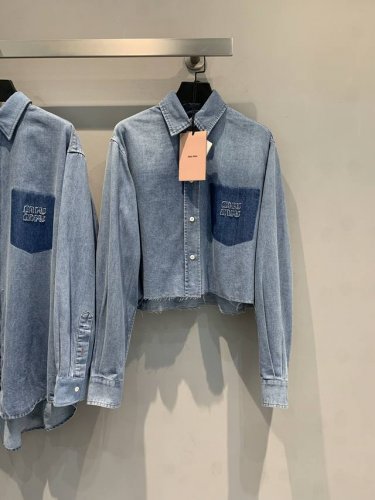 新款出货啦 原版开发 piupi*2025早春新款复古字母Logo丹宁牛仔衬衫 采用进口丹宁牛仔面料 细腻柔软 质感上乘 个性的毛边下摆 增添不羁态度 胸前口袋