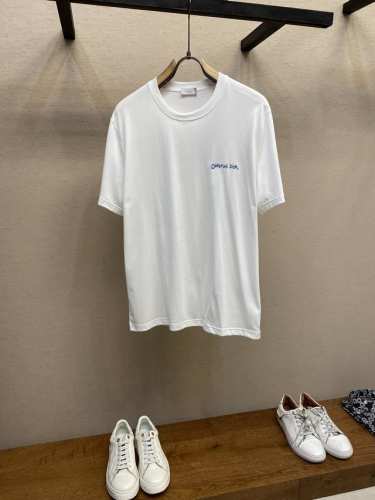 p220Dior、25Ss新款刺绣Logo短袖 新款短袖Yyds 日常出门闭眼搭 定制丝光弹力棉面料 舒适感极佳 搭配双层织物圆领口 衣袖和下摆 简简单单的T