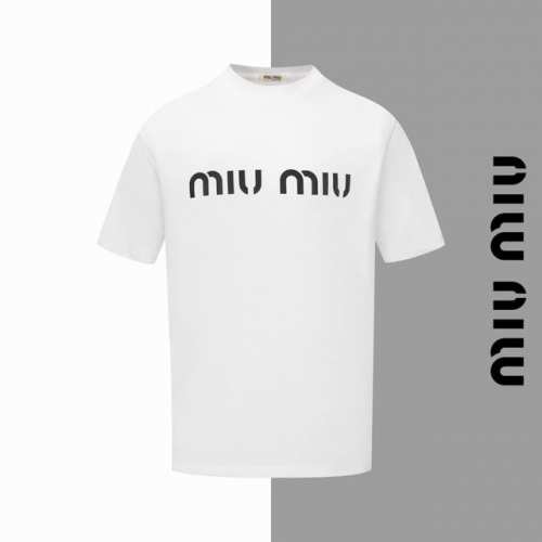款号#Z69 Miumiu经典字母圆领短袖 Miumiu官网一致款式 面料：32支双纱280克纯棉面料 同缸同色织染螺纹 颜色一致 工艺：进口机器白墨直喷印花工