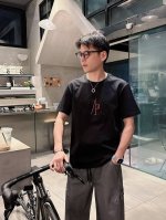 蒙口25Ss春夏新款首发专柜最新款短袖圆领T恤 高端订制 设计前卫时尚！品牌Logo重工艺设计 高端定制240克面料.手感柔软.穿着舒适.专柜级别精致车线. 码