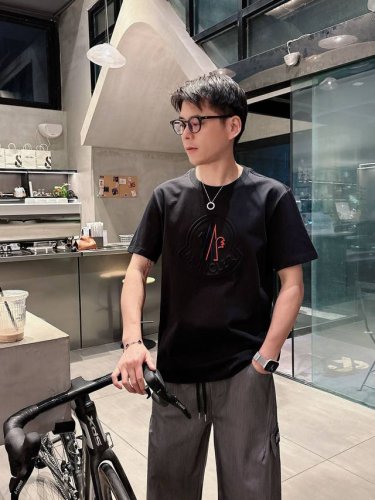 蒙口25Ss春夏新款首发专柜最新款短袖圆领T恤 高端订制 设计前卫时尚！品牌Logo重工艺设计 高端定制240克面料.手感柔软.穿着舒适.专柜级别精致车线. 码