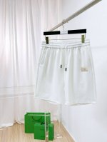 Dg男女同款毛圈五分裤克重320 材质:85%棉 15%聚酯纤维 设计有后口袋百搭单品，弹性松紧腰边抽绳束脚设计，手感柔软、保型性好、低弹丝的构造使裤身弹性恰到