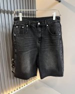 马吉拉 Maison Margiel 2025春夏新款男女同款休闲牛仔短裤，专柜同步发售！定制专属洗水纯棉面料，裤腿印花Logo设计！简约大方，从容百搭，档次极