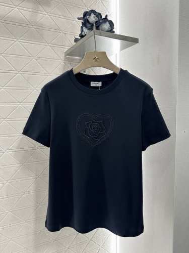 chane*2025新品上架 刺绣订珠山茶花 定制Yb丝光全棉材质 透气舒适 质感十足 常规短袖T恤裁剪 凸显品牌格调 采用克重纯棉制成 略带有弹力 呈现显瘦视