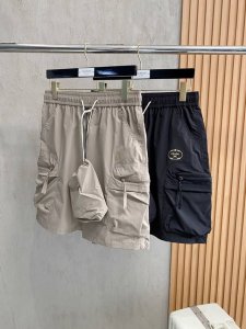 prada 普拉达 2025夏季新款男士休闲短裤 高级定制夏季专用休闲裤透气面料 透气舒适度高 细节无可挑剔 品牌元素设计理念 体现高品质 手感细腻柔软 呈现休