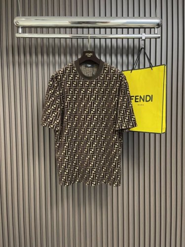 fendi 2025Ss春夏新款植绒纯棉提花休闲T恤，定制280克同缸面料．细节原版开模．前后Logo完美无瑕．采用高端植绒面料．手感舒适．男女同款．尺码：S-