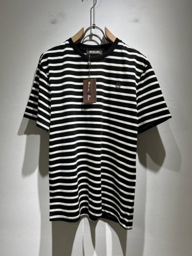 loro Piana诺悠翩雅 2025春夏男士最新的贸易订单短袖T恤，全品相！！上身舒适透气，不僵硬，整体有着丰富的立体感，品质出口订单，衣身Logo图案刺绣设