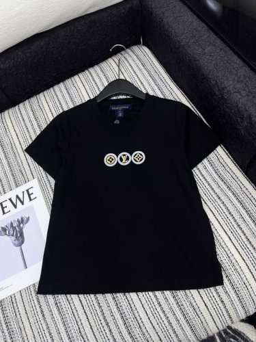 爆款现货 原单品质 Lv * 2025夏季圆领订珠短袖 定制Yb斜纹全棉材质 透气舒适 质感十足 修身短袖T恤裁剪 凸显品牌格调 略带有弹力 呈现显瘦视觉效果