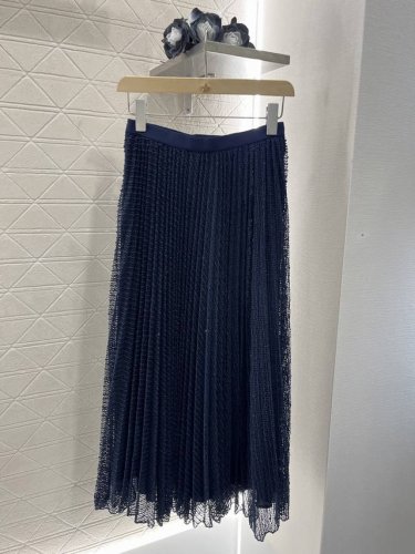 Dio*2025新品上架 蕾丝双层半身裙 定制Yb进口蕾丝材质 沿用水溶蕾丝工艺处理 外层呈现出清透网纱质感 搭配内衬同色系布面装饰 质感高级 透气舒适 窄腰设