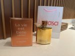 上新！ ，专柜版～Lancome兰蔻限定金色香精版美丽人生女士香水 规格：75Ml。前调是佛手柑、乳香和红色水果。中调是鸢尾和玫瑰。基调是乌木。