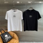 Dg家 Dg T恤 经典百搭，胸前闪亮的“Dg”标志，瞬间提升时尚感，超闪耀 面料亲肤柔软，穿着舒适自在。M-3Xl 隔天