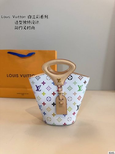 lv All Inbb 新款水桶包 氛围感满满的一款 任何搭配都能够轻松驾驭 低调有质感 容量也很可尺寸：13*8*19Cm