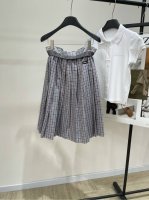 M网面外翻暗红细格中长裙 ，面料：全棉 颜色：暗红细格 * ｜网面外翻格子半裙 25Ss春夏新款上新！ 网面外翻格子半身裙采用格纹图案设计 彰显Miu前卫大胆的