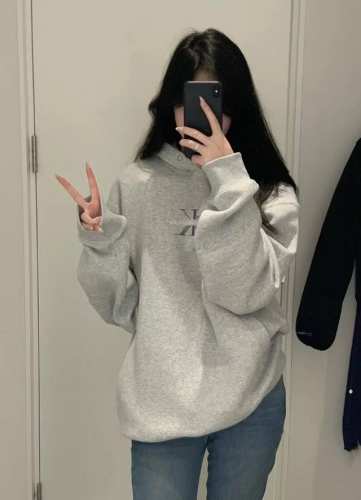 模特图# Calvin Klein Jeans Ck小标字母连帽卫衣 跟着爆款学穿搭 上身效果太炸裂 版型设计不用担心 随意穿搭都好看 不要一味选择大牌卫衣 小