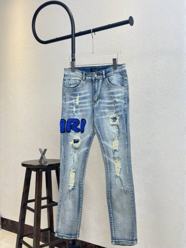 款号X135 Amiri 蓝色贴布字母破洞紧身牛仔裤顶级版本 男女同款 三标齐全 区别市场通货 随意对比 水洗裤身对花位剪裁缝纫 采用具有光泽感的丝光绣线 由意