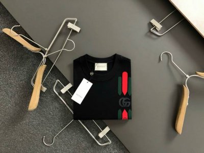 gucc*微宽版型M-Xxxl 25春夏顶级重红绿贴布绣元素融合珠片字母重磅潮流短袖，精致工艺专柜面料，顶级元素融合打造，经典短袖3标齐全，潮男时尚，无论是上身