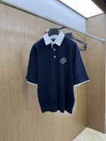 Lv 2025Ss春夏新款马球衫取材细腻针织棉质针织polo，以正装衬衫领彰显精裁风范。正面刺绣 Marque L.Vuitton Deposee 标识，顶端珠