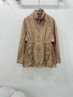Burber*Y 25春夏新款防晒风衣 领口超独特设计 进口记忆丝面料质感轻盈透气！原版一比一定制完美版型超级大爱，抽绳松紧腰H版型上身显瘦又拉风。立领抽绳设计