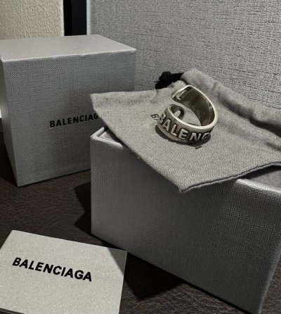 belenciaga巴黎世家旋转异型戒指 原单级别 高端玩家必入！原版做旧处理 旋转设计 整体字母是凸出来的 整体光面处理难度很大！巴黎家的另类演绎真的超级无敌