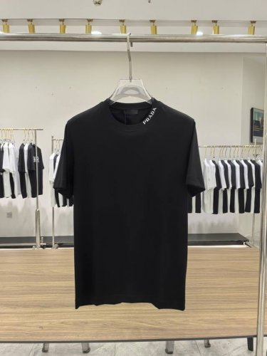 新品 prada 男士时装款圆领短袖T恤，贸易公司洋行货，高级限定款，25年春夏新品，明星级人气单品！ 客供埃及进口顶级面料，甄选尼罗河区域光照极好的上等棉花原
