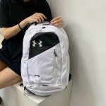 Ua安德玛拼接侧Logo双肩包篮球包男女情侣款书包。 包包容量超级大 多个储物隔层 内置电脑夹层电脑夹层 底部鞋仓设计可放置鞋子篮球等。 底层拼接pu设计 大大