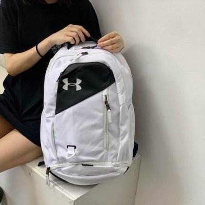 Ua安德玛拼接侧Logo双肩包篮球包男女情侣款书包。 包包容量超级大 多个储物隔层 内置电脑夹层电脑夹层 底部鞋仓设计可放置鞋子篮球等。 底层拼接pu设计 大大