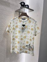 Prad*2025新品上架 圆领碎花 定制YB原生全棉材质 透气舒适 质感十足 常规T恤裁剪 凸显品牌格调 采用克重纯棉制成 垂坠感十足 呈现显瘦视觉效果 胸前