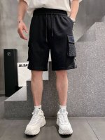 Lv 2025春夏新款男士休闲短裤 高端货简洁时尚大方 定制原版进口面料 简洁利落又清爽 品质做工细节经得起任何形式检验简约大方百搭款 上身优雅帅气，焕然一新的