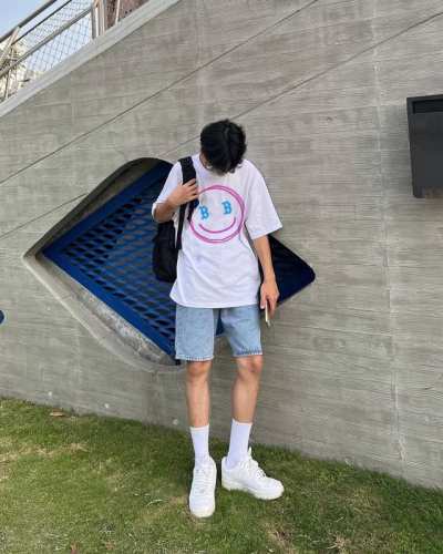 balenciaga 巴黎世家笑脸字母情侣短袖T恤 采用260克双砂面料 三针五线做工，领口包包边条 今年火爆的品牌 看到了就忍不住要自留一件 正确纹路立体印花