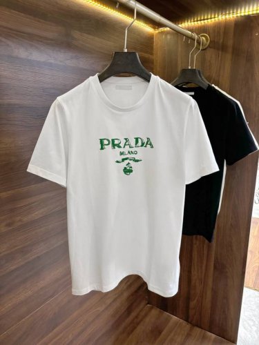 new# Prada 普拉达 专柜同款春夏男士新款简约款圆领短袖T恤。进口定织面料，主打穿着舒适、面料手感丝滑柔软，透气亲肤性极佳，着身无比的舒适，整体质感相当