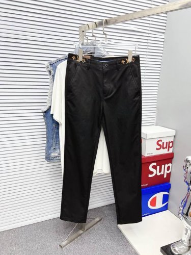 Lv 新款来袭 2025春夏新款新品 专柜有售 实体店极品休闲裤专柜原版1:1好货 适合各个年龄段 市场最高版本的欧洲进口面料 舒适柔软亲肤 上身效果超级棒时尚