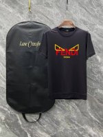 Fendi 芬迪# 25春夏顶级专柜同步短袖T恤 3标齐全 采用客供进口100%-双丝光面料制成，专柜原版面料，品牌辨识度超级强，高街与精致风情十足，绝对能成为